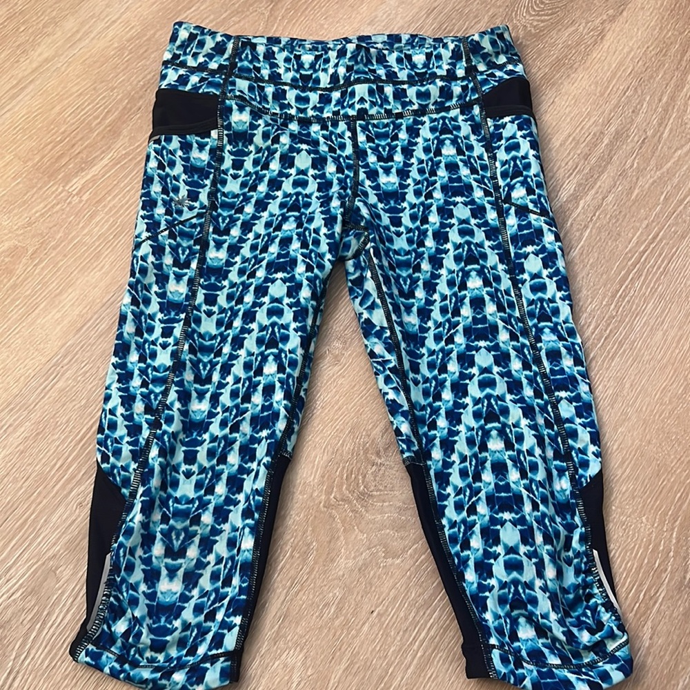Athleta cropped leggings / size M / side pocket and back zip pocket